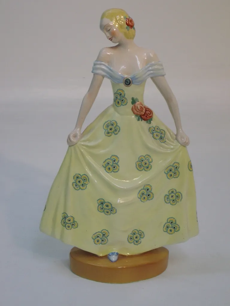 Figura antigua de cerámica Boch de mujer con vestido amarillo decorado