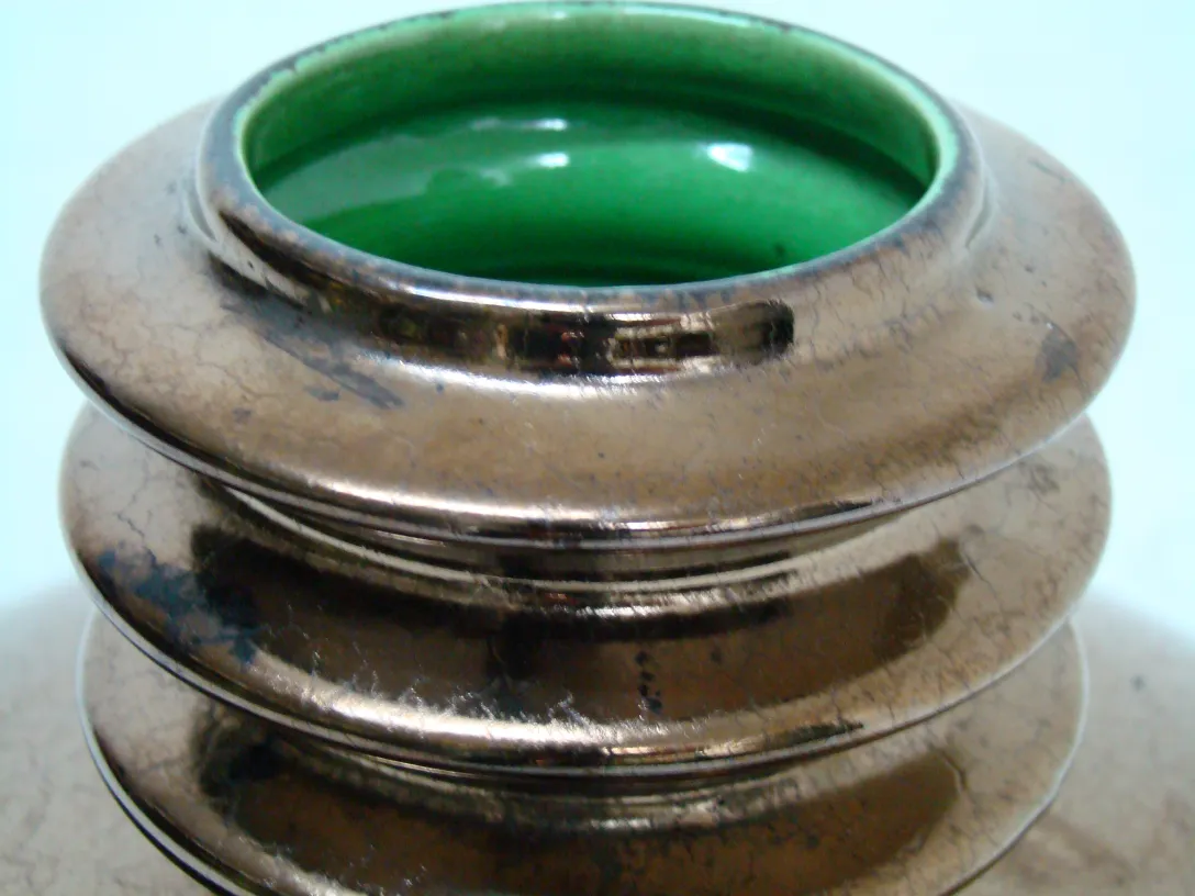 Antica giara in ceramica con smalto verde lucido