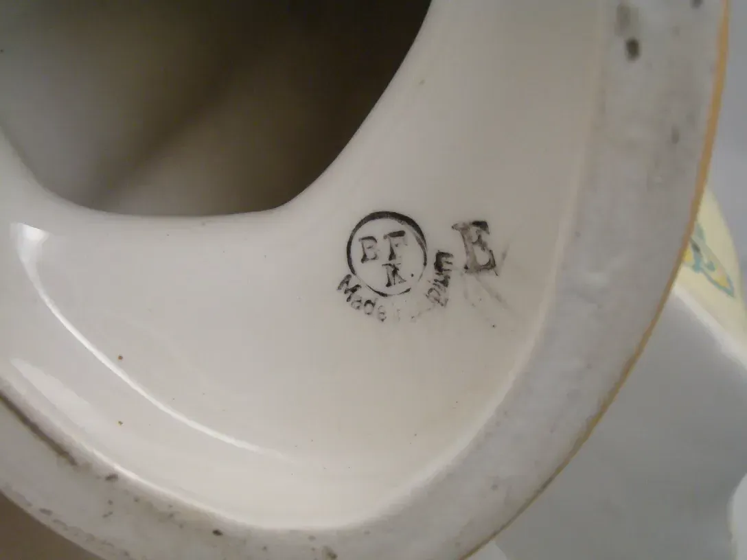 スタンプ付きの古いボッシュセラミックの展示、優雅な形