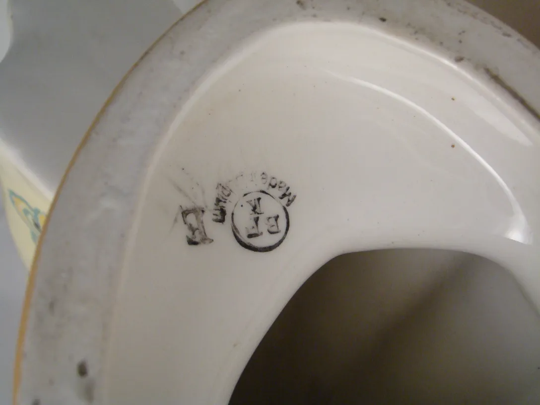 복잡한 디테일과 생생한 색상으로 장식된 고대 도자기.