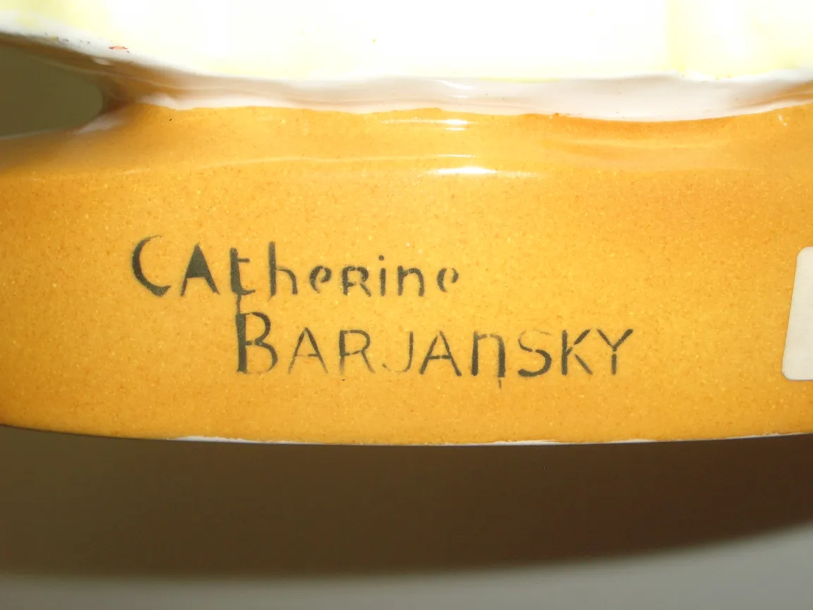 Ceramica decorativa antica con firma alla base, colori caldi e dettagli unici.