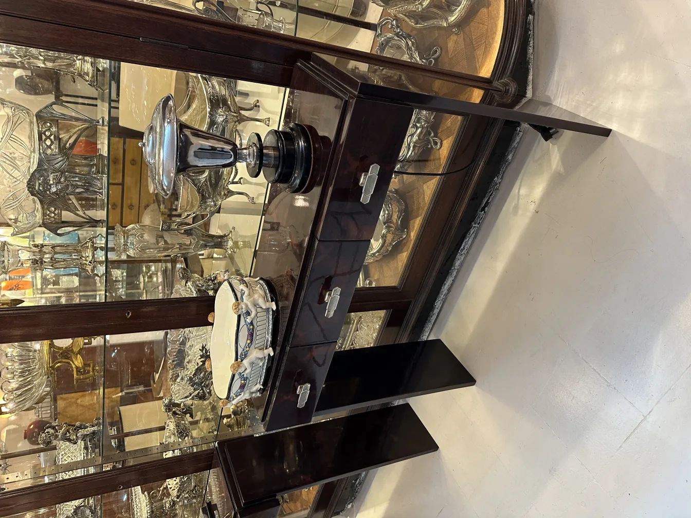 Antigua cerámica decorativa con detalles elaborados en un ambiente de vitrina