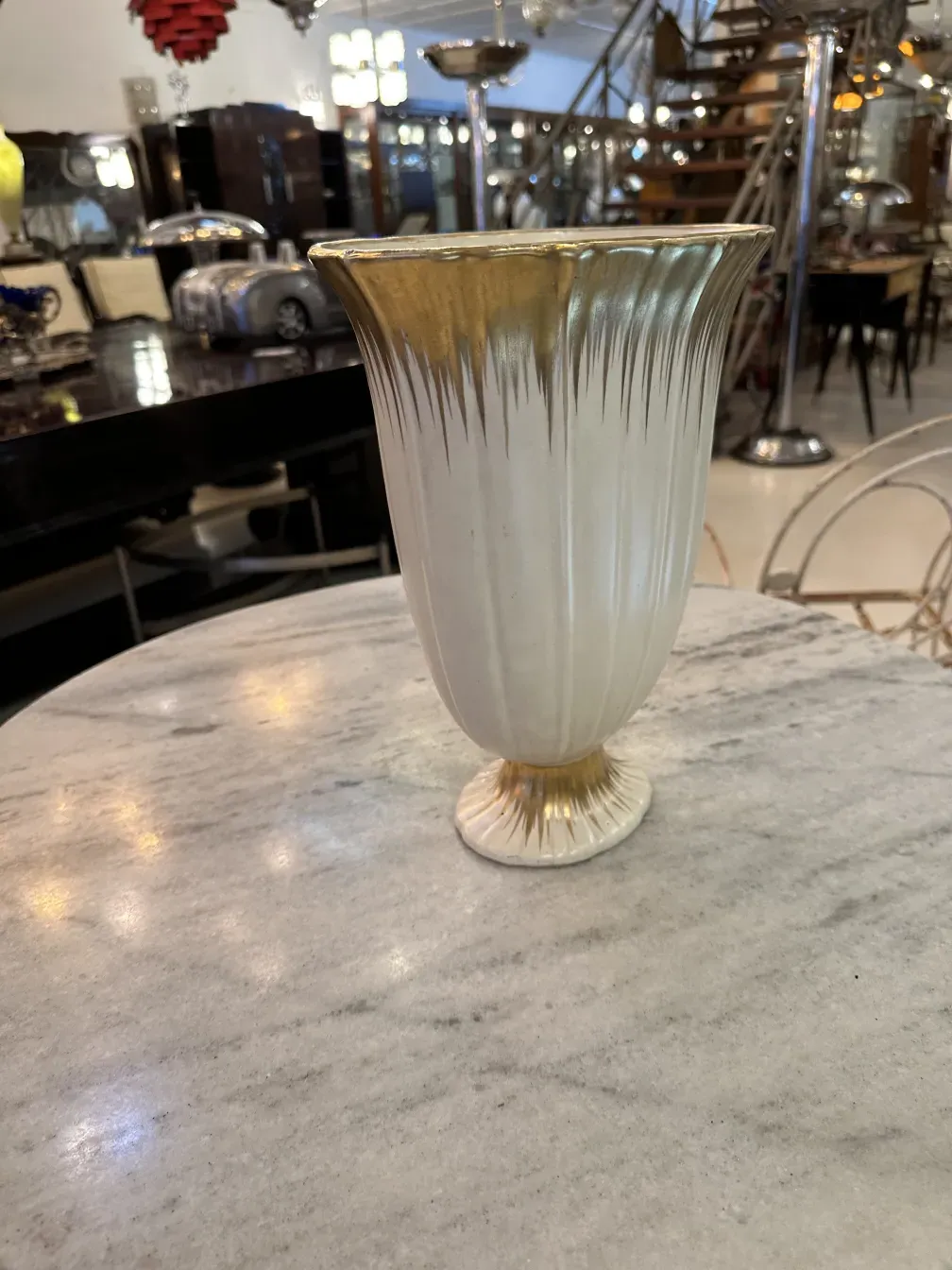 Antigua cerámica Beswick con detalles en dorado sobre un fondo blanco, decorativa y elegante.