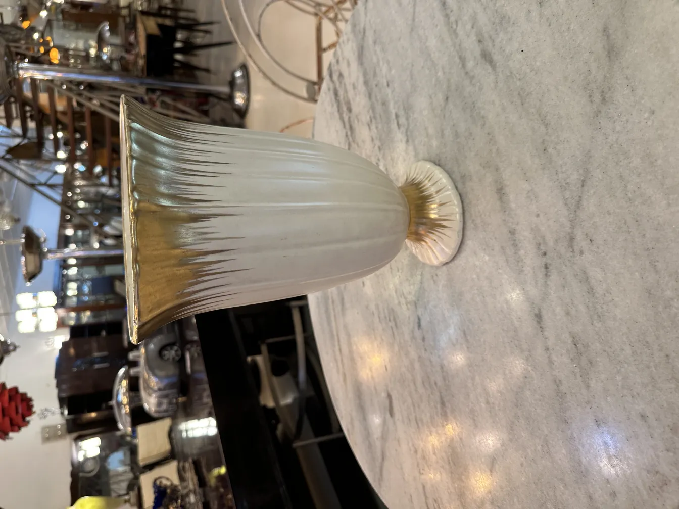 美しい形と金色のディテールを持った古い陶器の花瓶