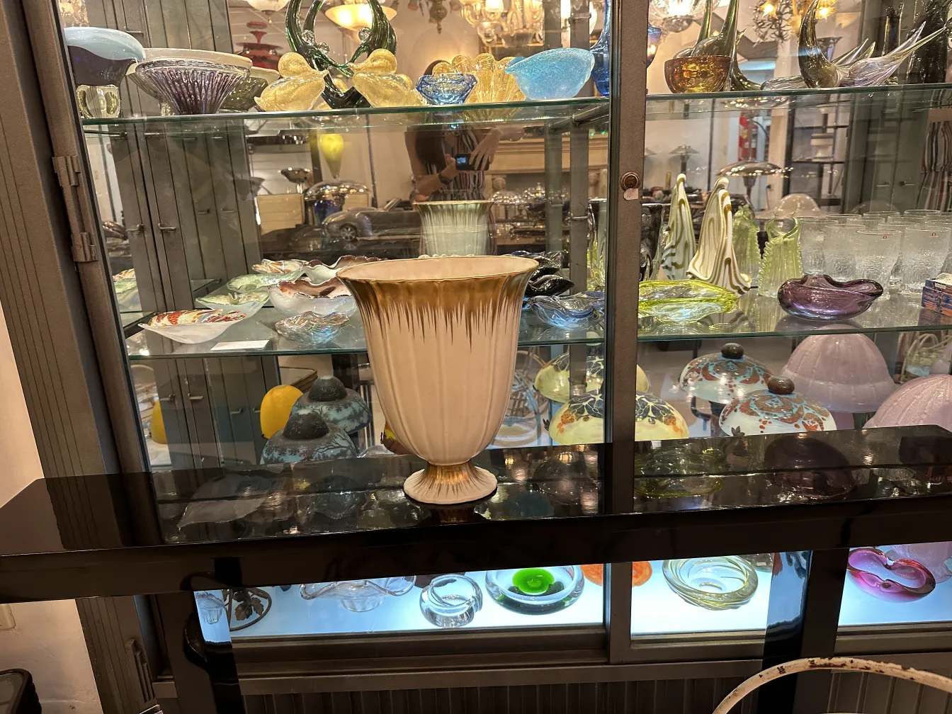 Antiker Keramikvase mit dekorativen Randdetails