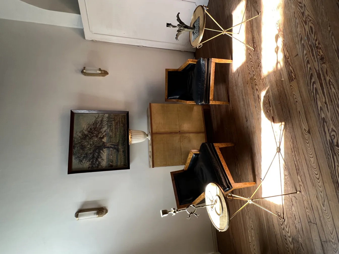 Céramique antique avec des détails décoratifs dans un cadre accueillant