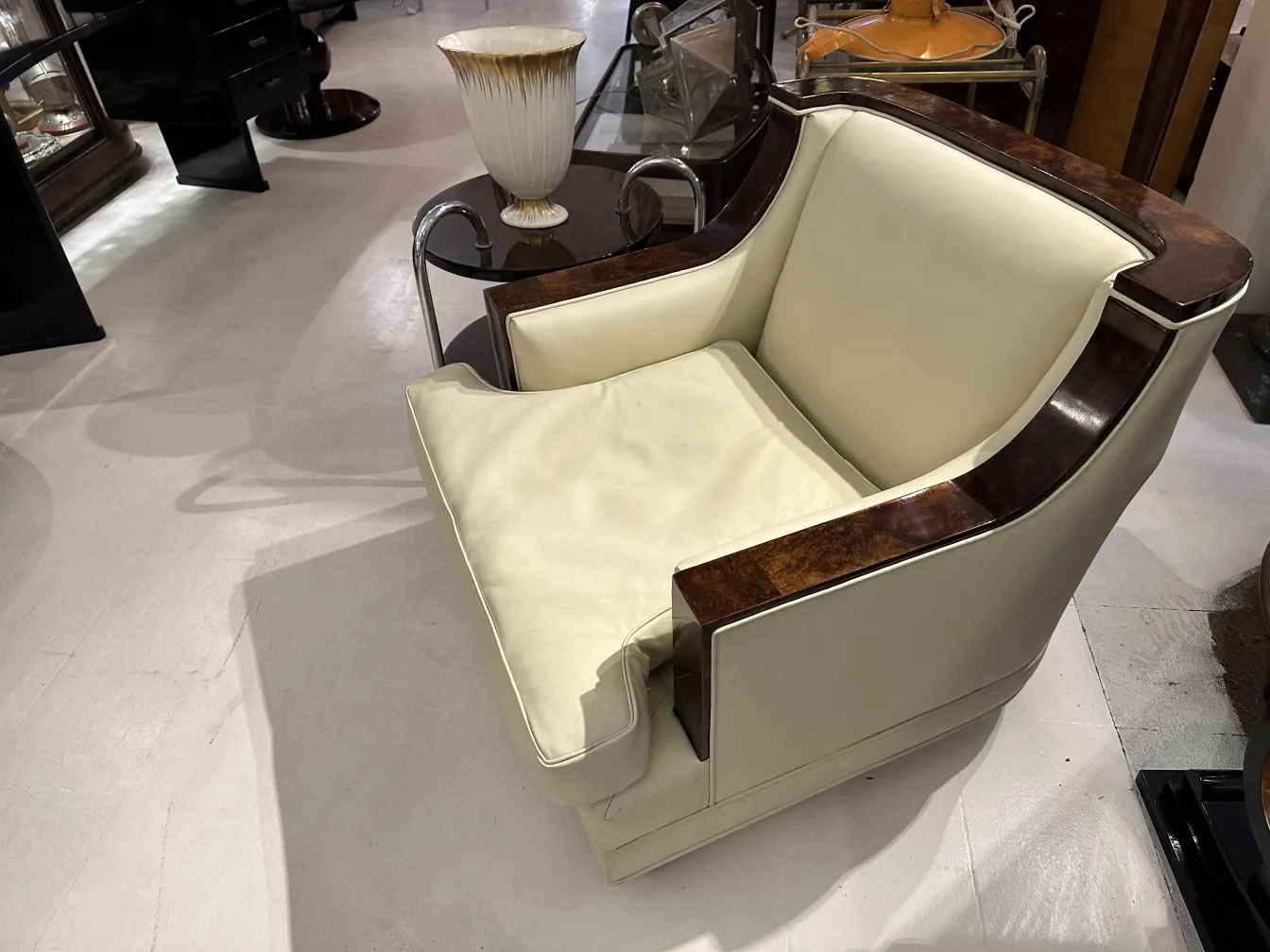 Chaise avec céramique décorative ancienne en arrière-plan moderne