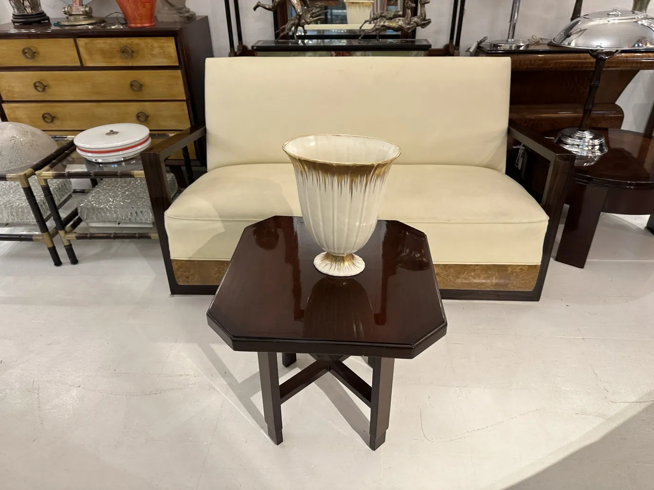 vaso decorativo de cerâmica antiga em mesa