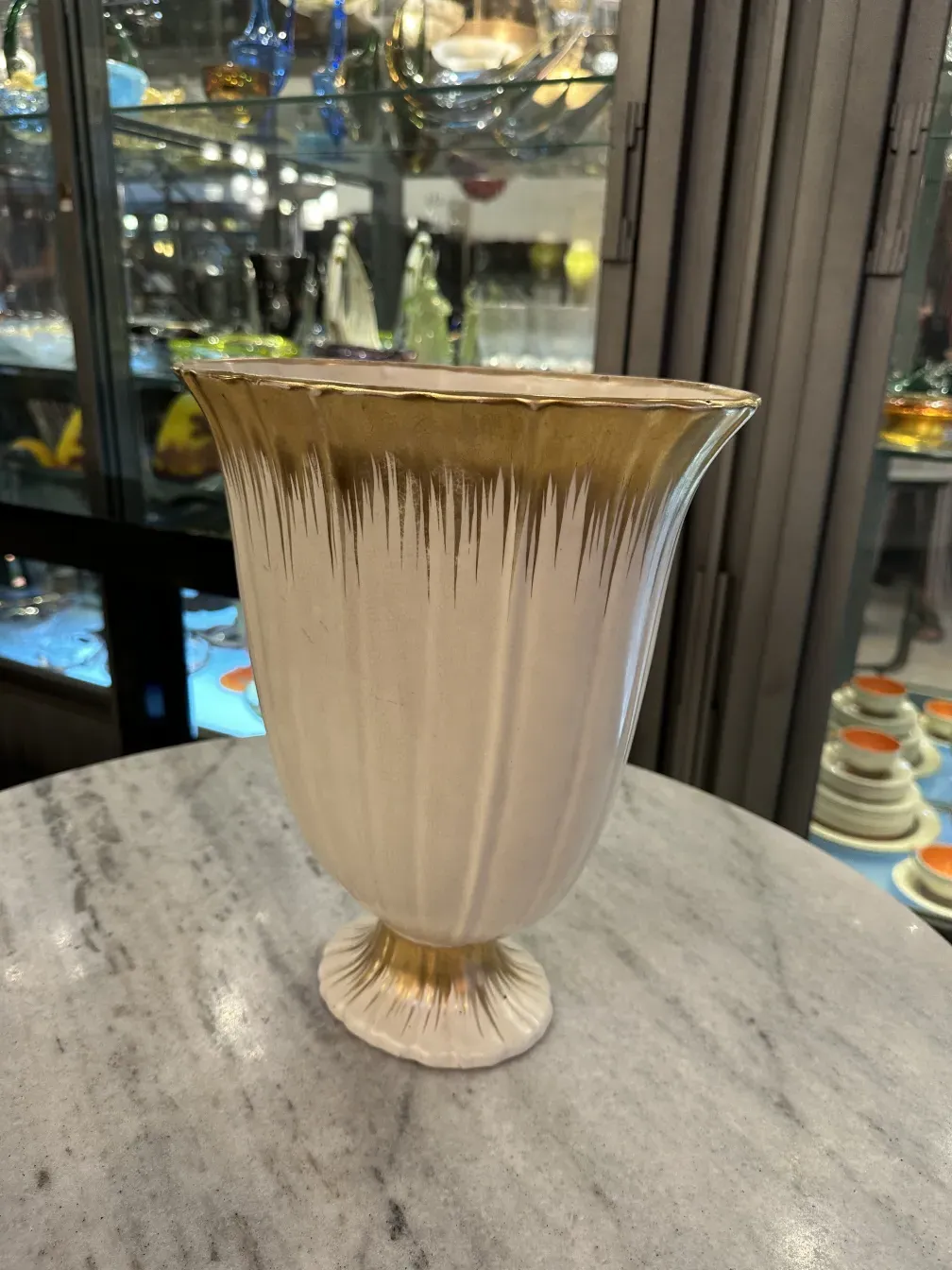 antica ceramica decorativa di colore chiaro con dettagli dorati