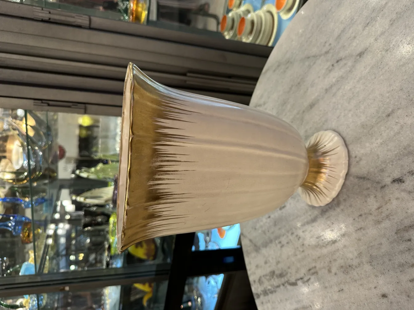 古董装饰陶瓷花瓶，金色光泽