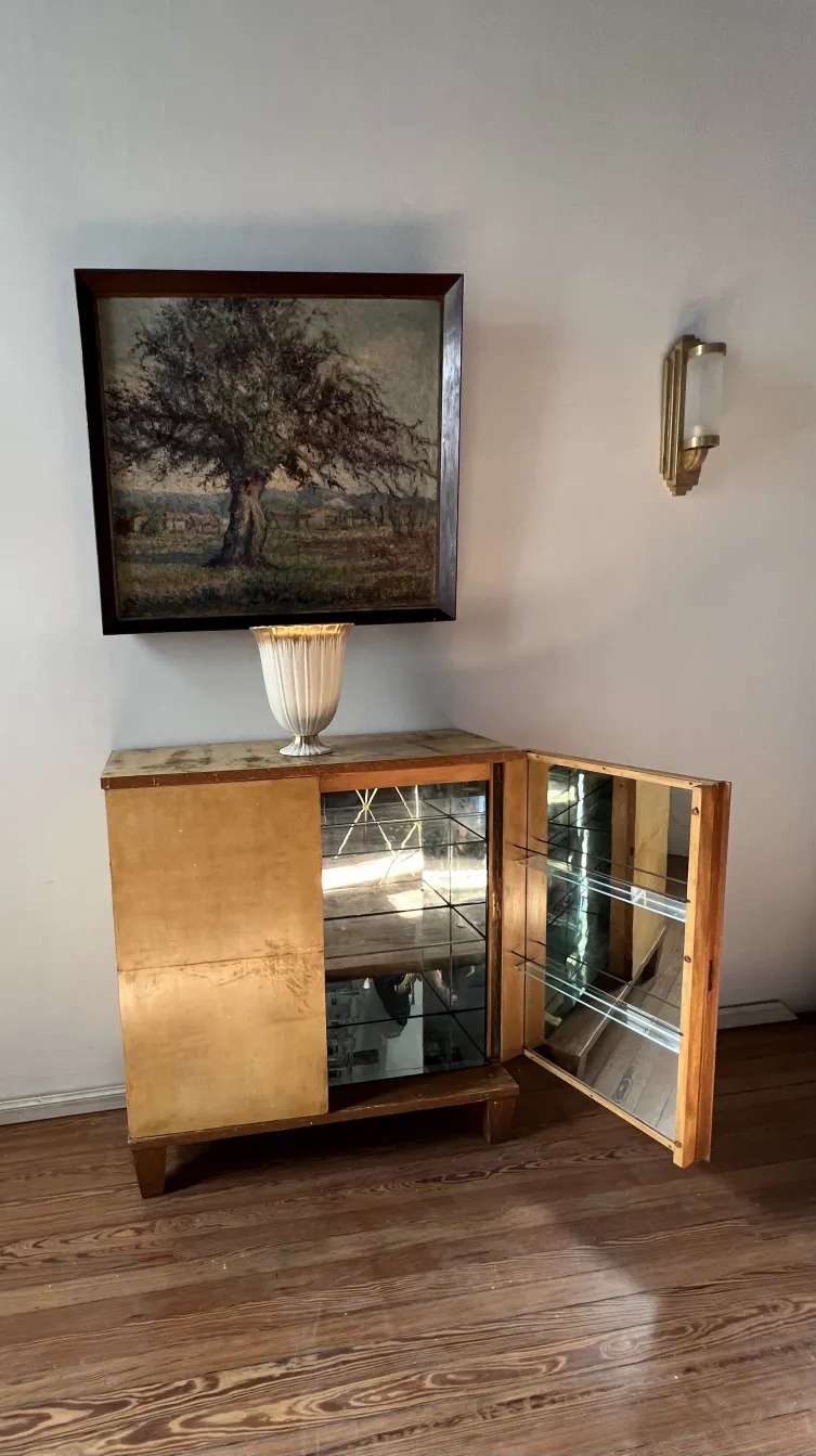 Antiga cerâmica decorativa em ambiente antigo.