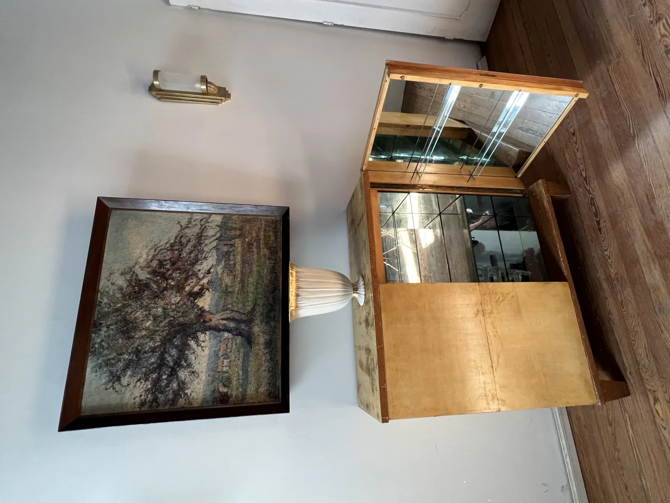 الخزف الزخرفي القديم على خلفية محايدة