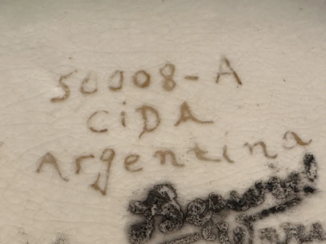 détail de céramique ancienne avec inscription argentine