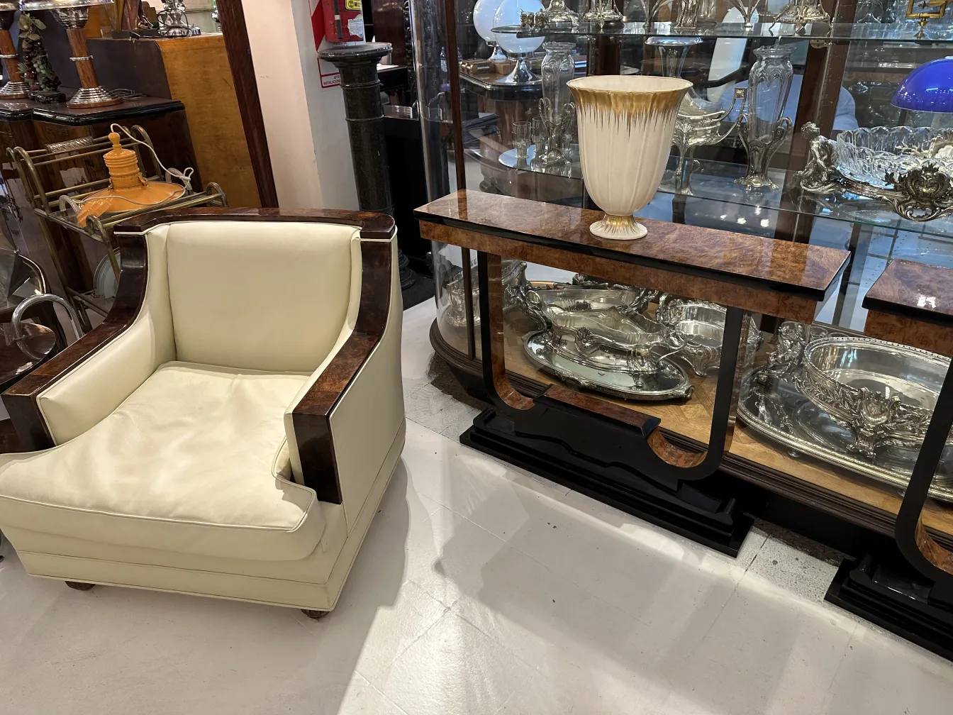 antik-keramische-vase-auf-einem-regal-lichtreflexion