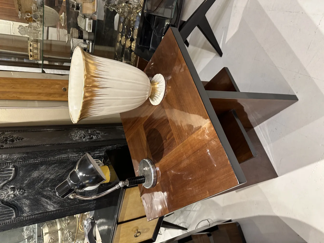 vase antico in ceramica decorativa con dettagli dorati