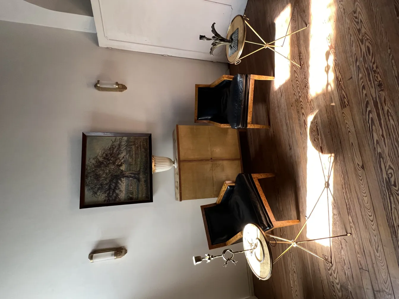 Cerámica antigua decorativa con diseño clásico en un ambiente acogedor