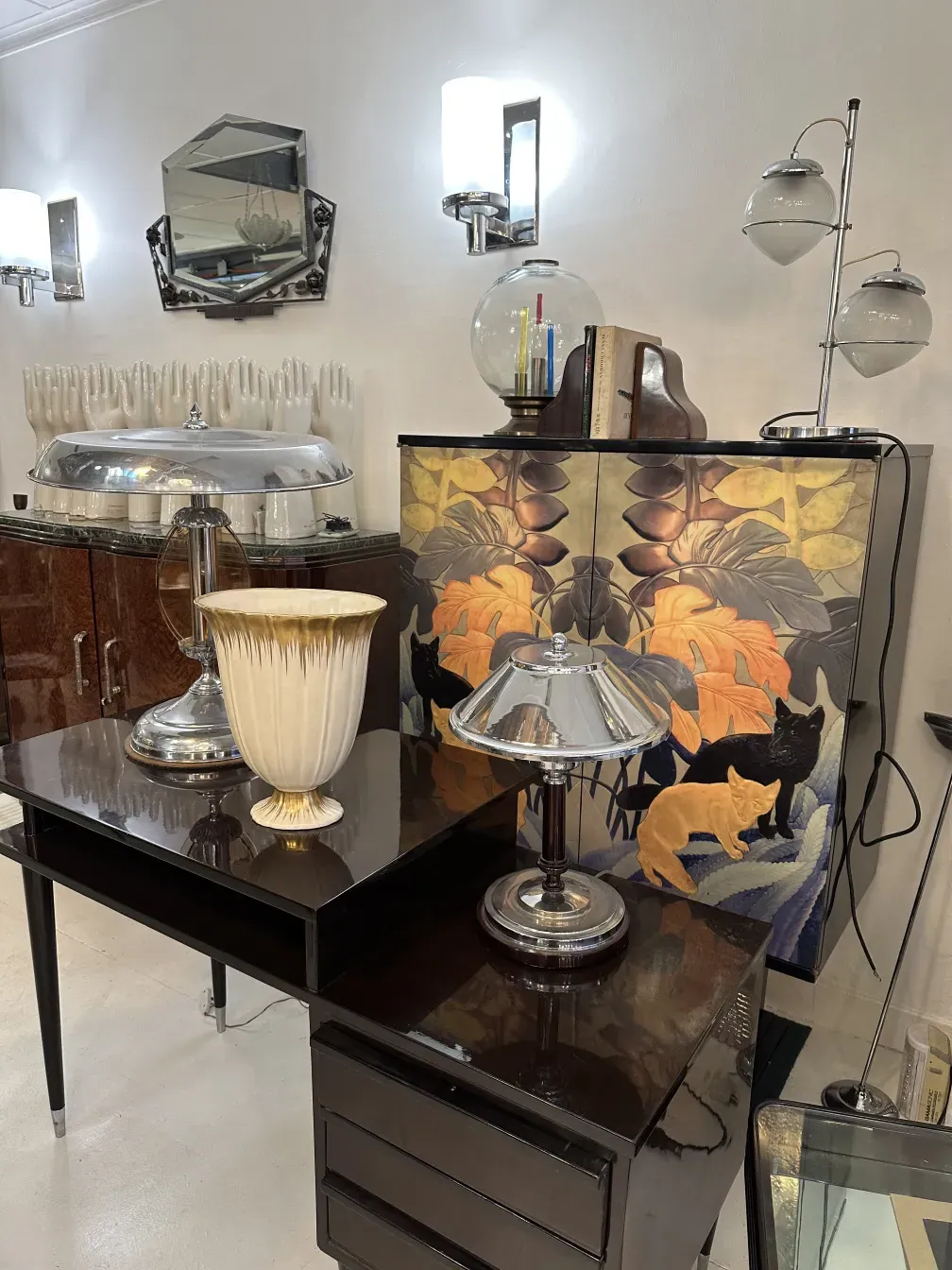 Antica ceramica beswick con dettagli decorativi in un ambiente moderno
