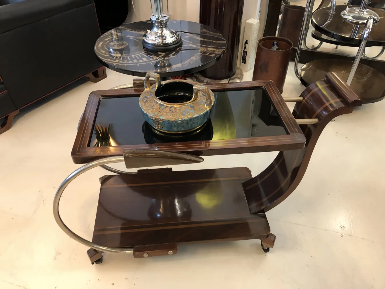 Cerâmica decorativa antiga sobre uma mesa elegante.