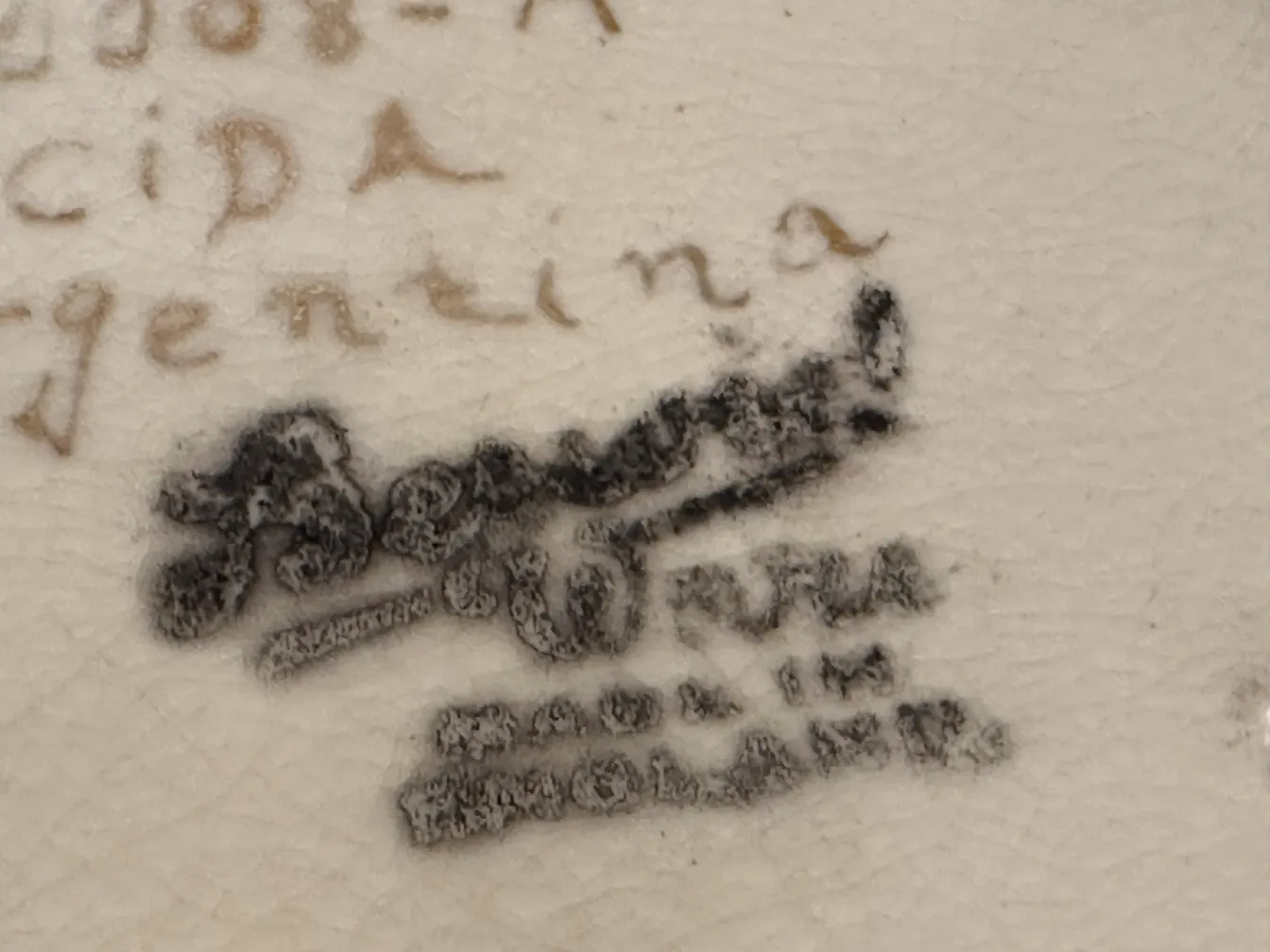 Cerâmica antiga com detalhes ornamentais, da Argentina.