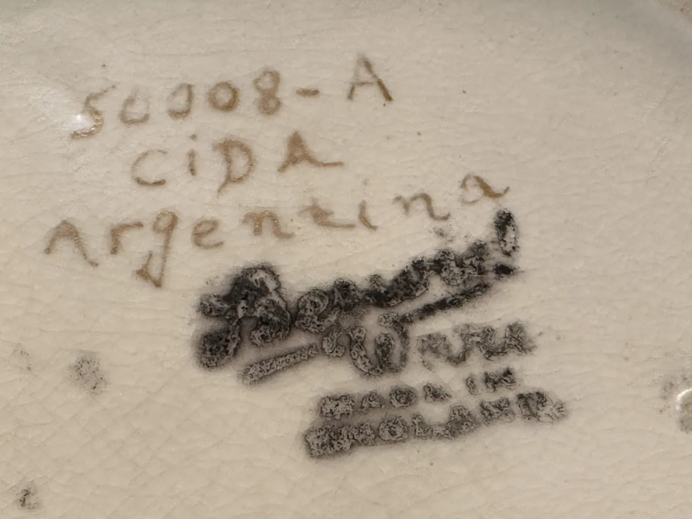 Ancienne céramique argentine avec inscriptions à la base.