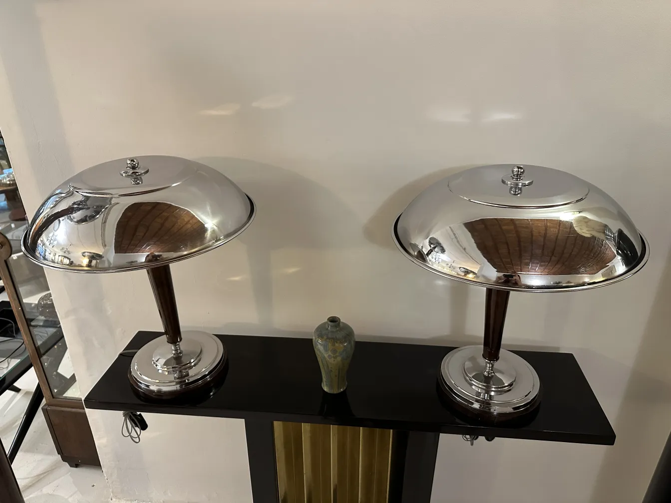 antiker Keramikvas auf einem Regal mit Lampen