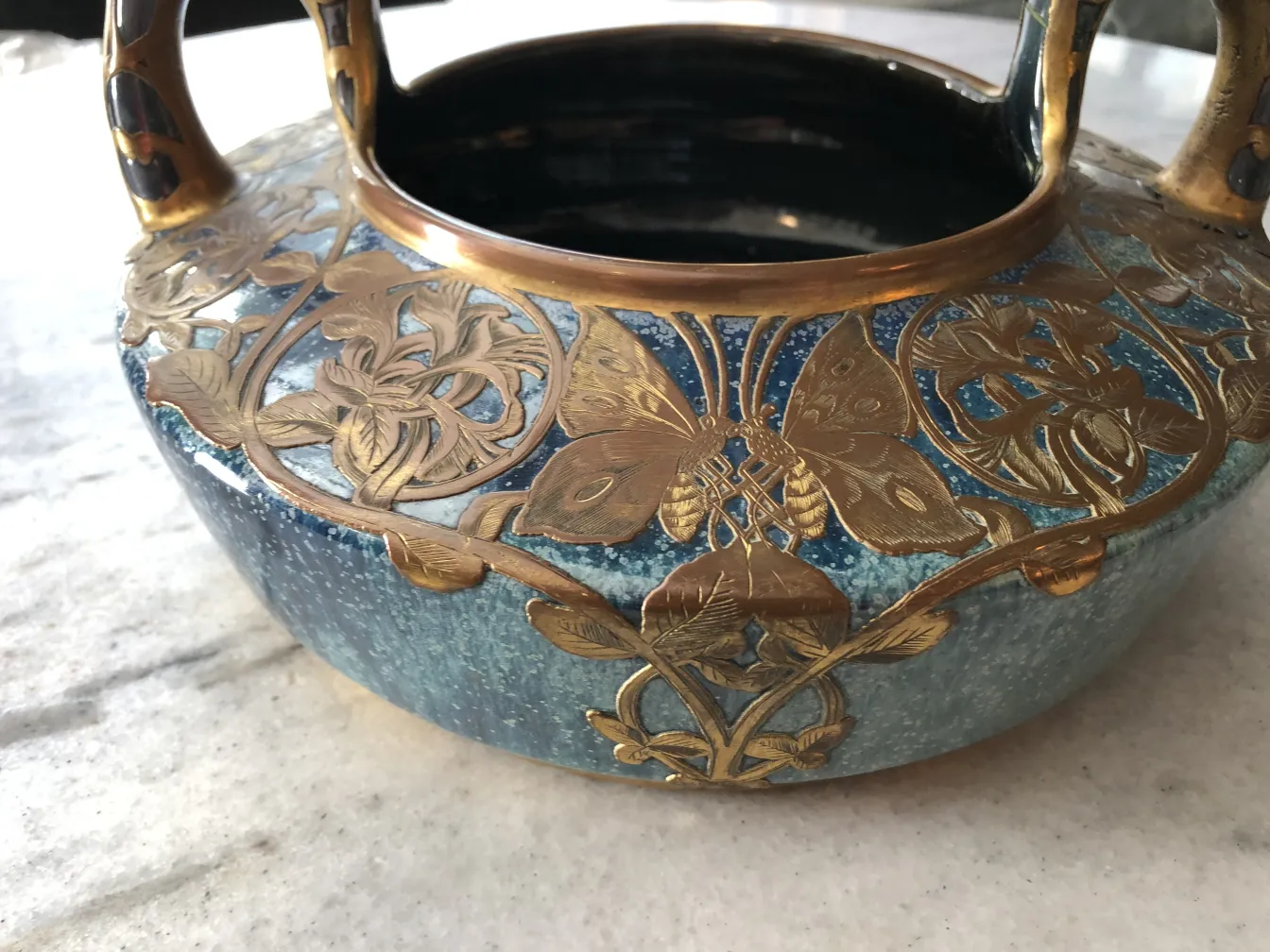 cerâmica antiga com alças douradas e decoração floral