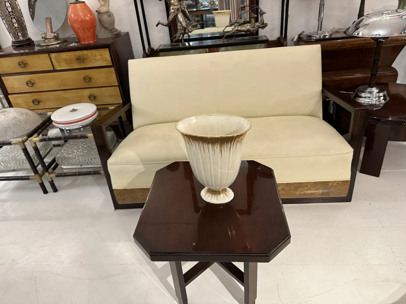 jarrón antiguo de cerámica con detalles dorados, decorativo, sobre mesa