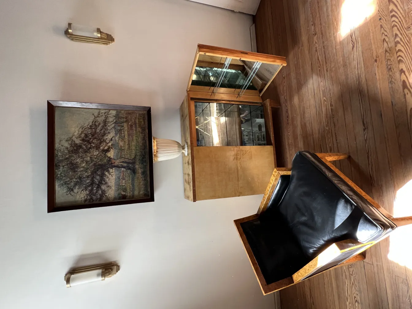 Ancienne céramique classique sur une table, dans un cadre chaleureux avec une chaise moderne.