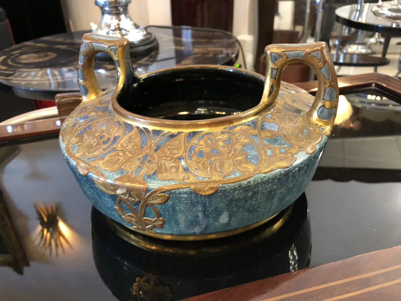 céramique ancienne bleue avec design doré et poignées