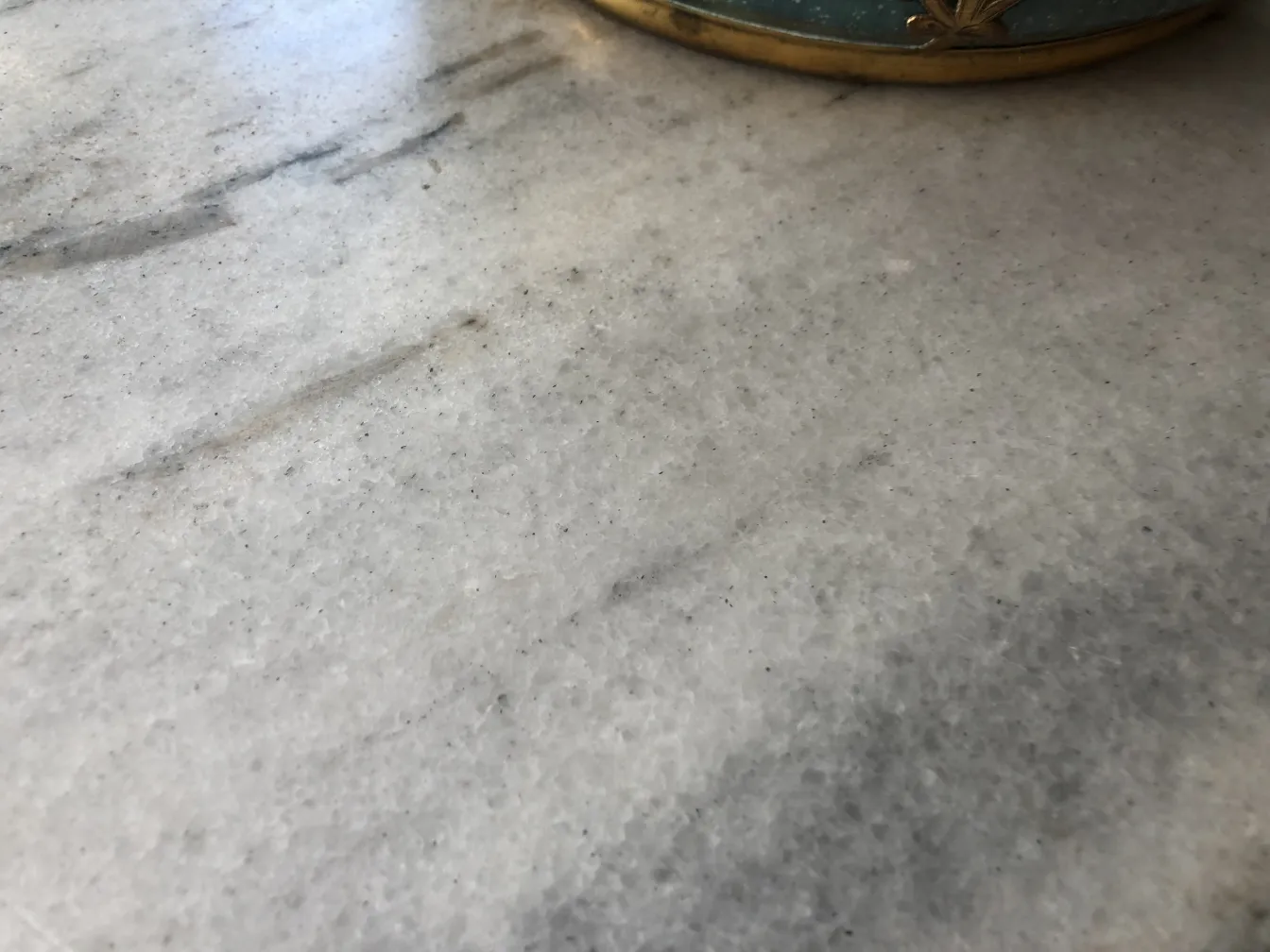 Ceramica antica con decorazione floreale su sfondo chiaro