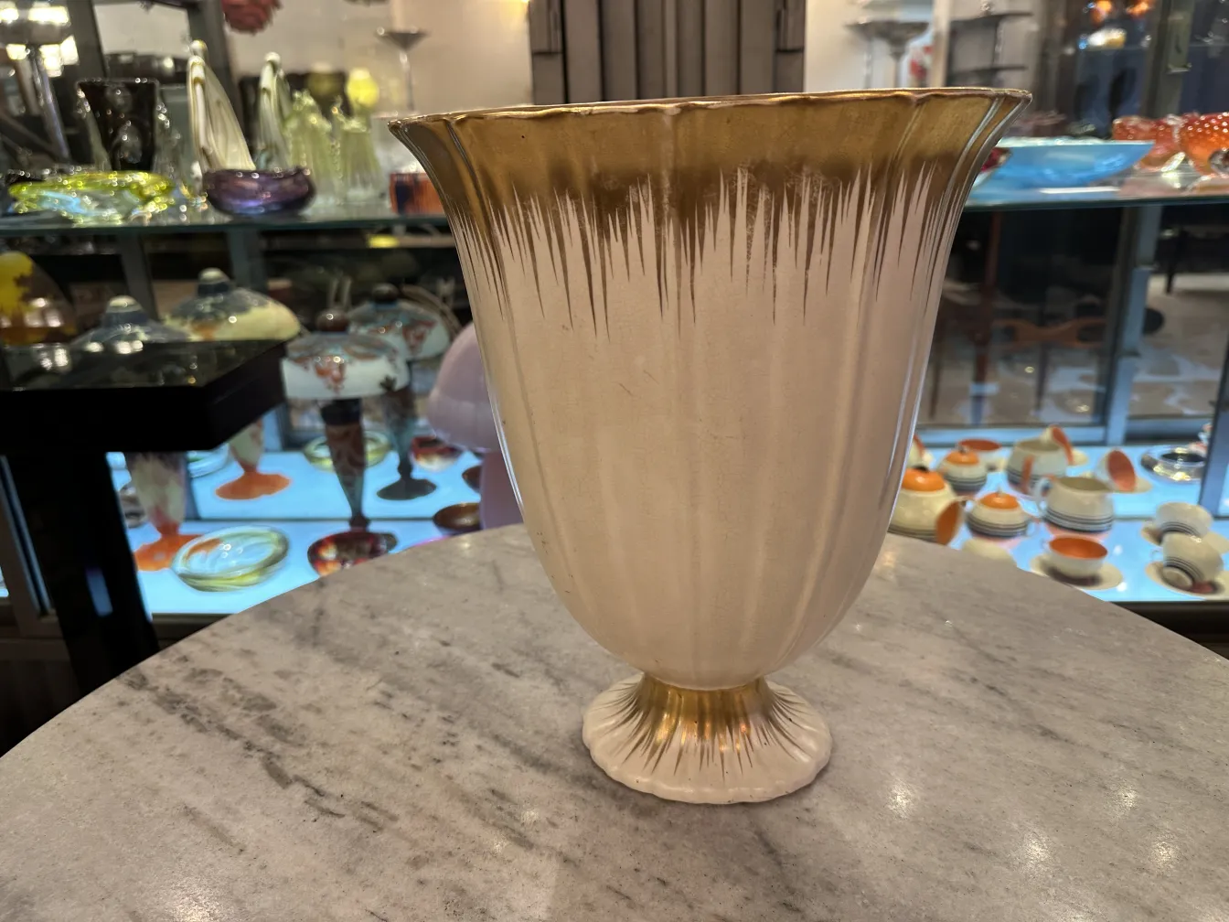 Antike Keramikvase mit goldener Basis und dekorativen Details