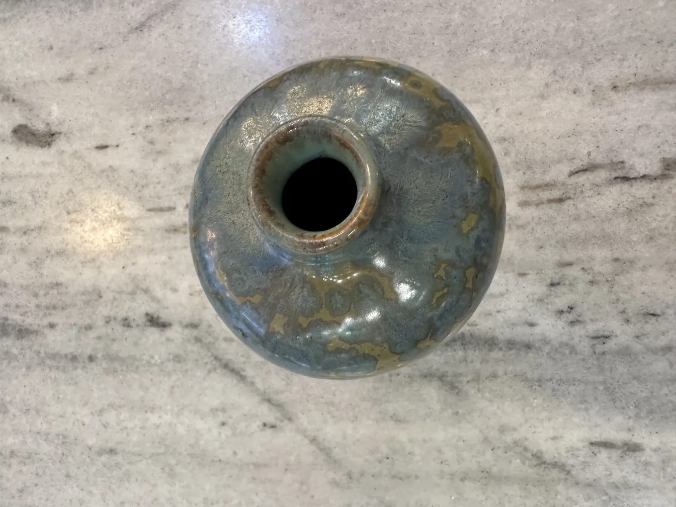 Antica ceramica blu di forma rotonda con un foro