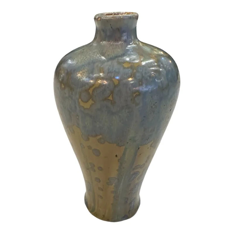 Vaso di ceramica antica con design decorativo in colori tenui