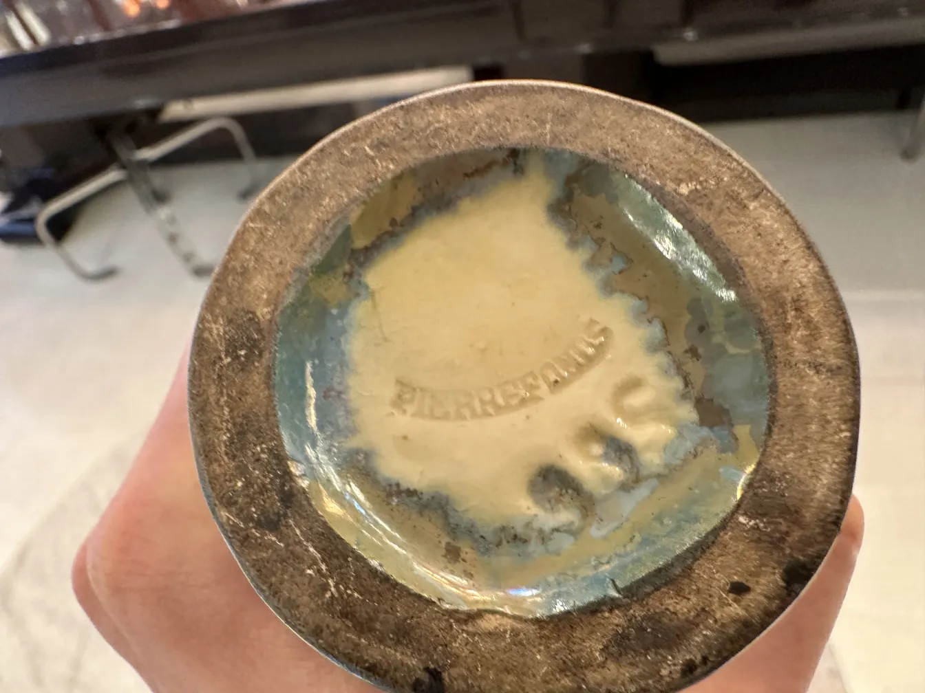 base in ceramica antica con dettagli blu e gialli