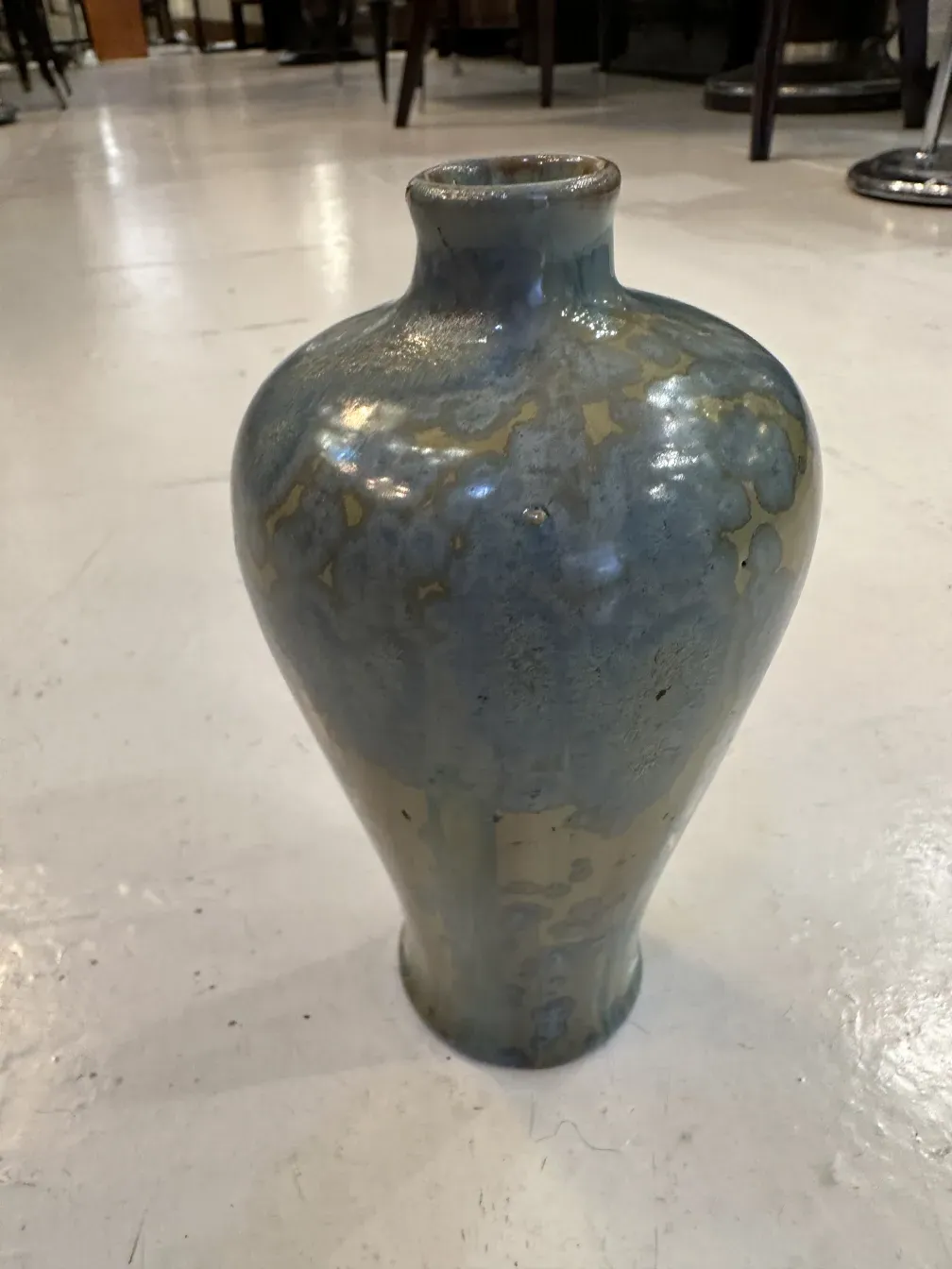 vaso de cerâmica antiga com padrões distintos, ambiente elegante