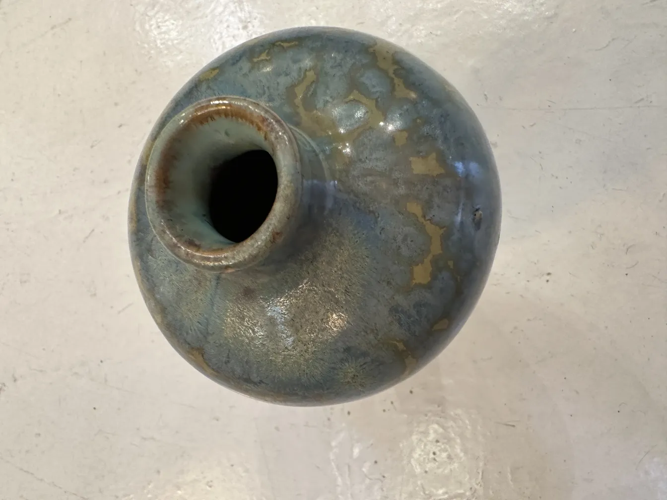 antica ceramica decorativa rotonda di colore blu