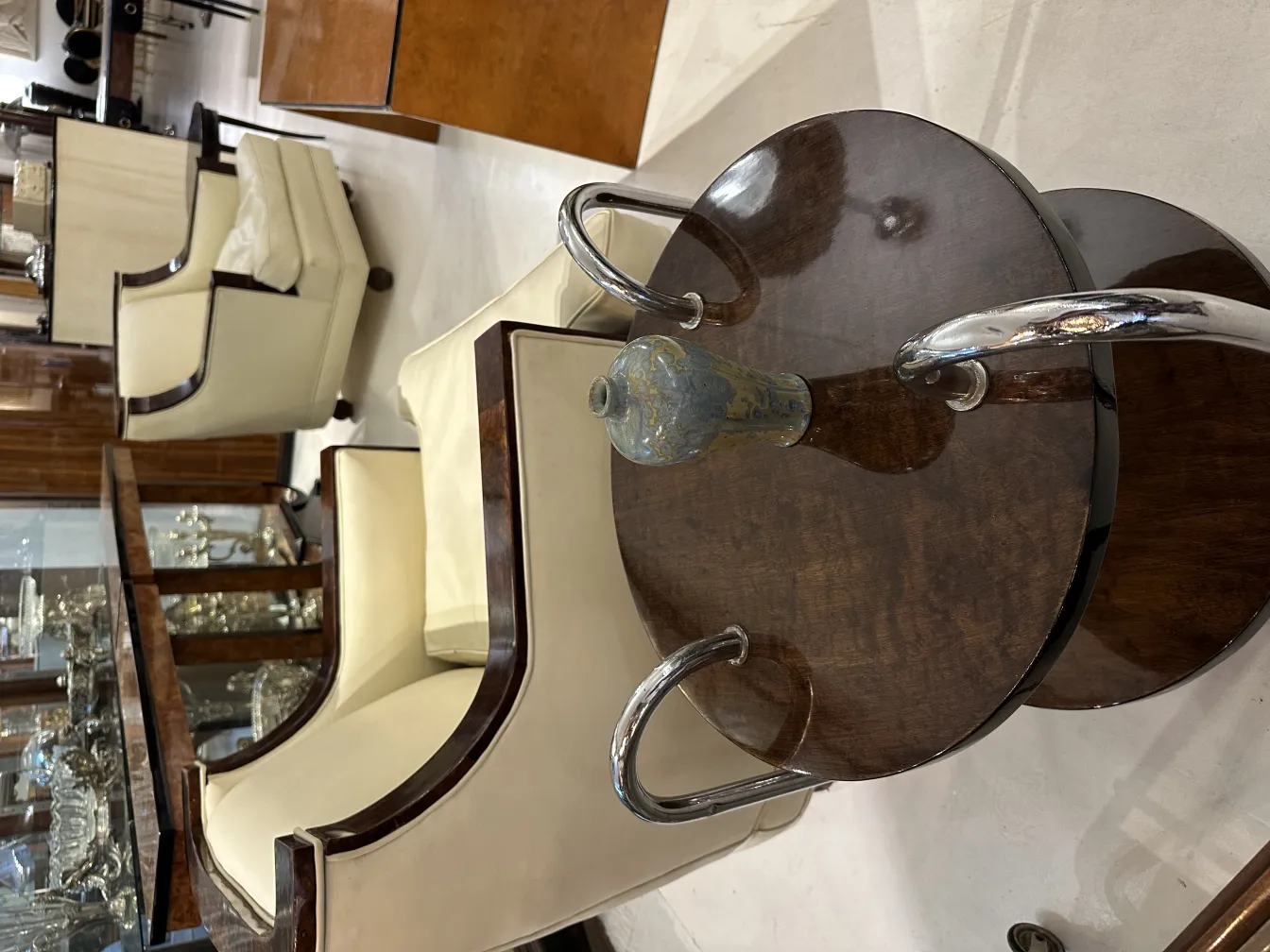 装飾的なテーブルの上の古い陶器、エレガントな雰囲気。