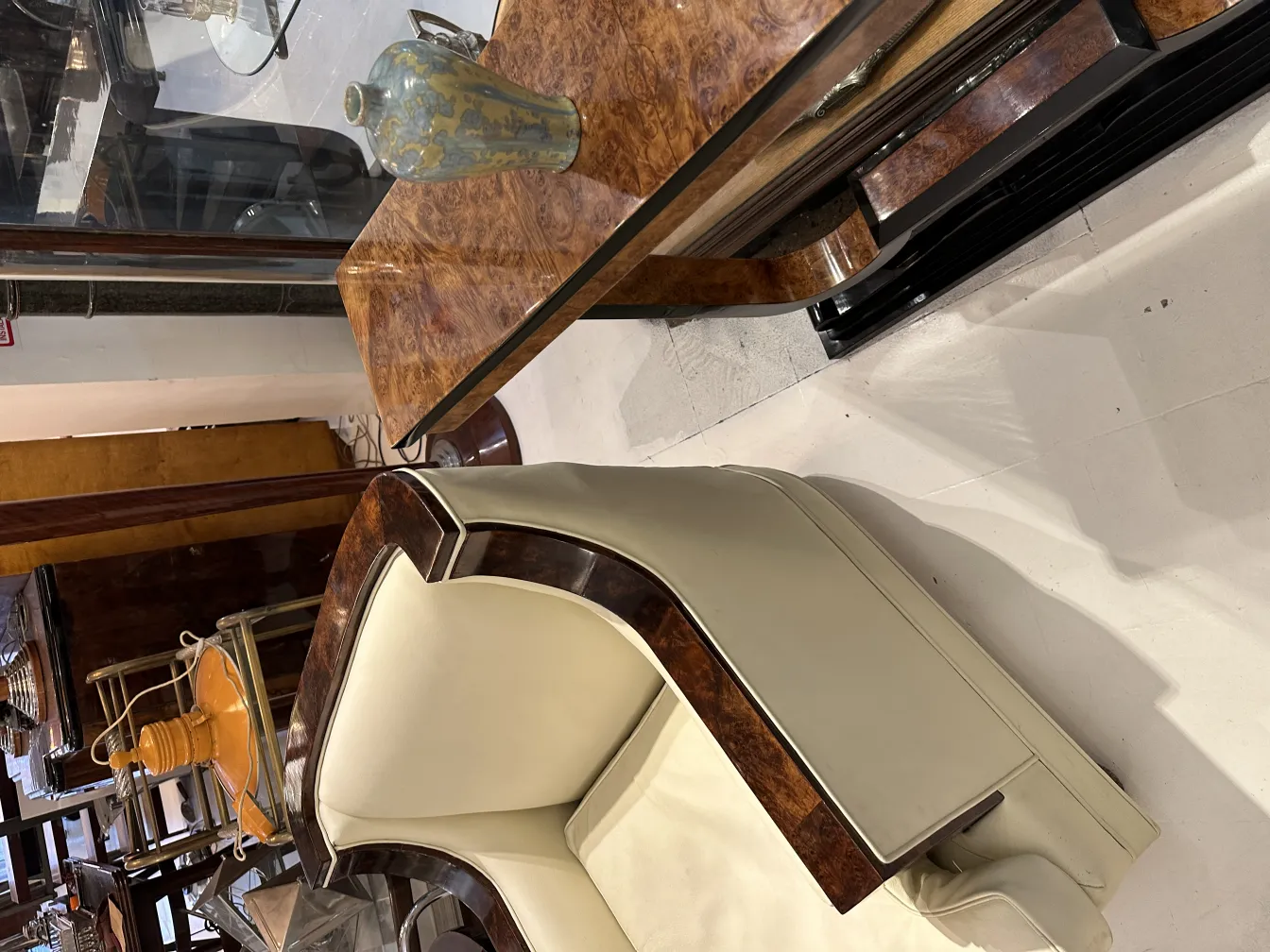 فاز قديم من السيراميك الزخرفي بتصاميم نابضة بالحياة، بيئة أنيقة