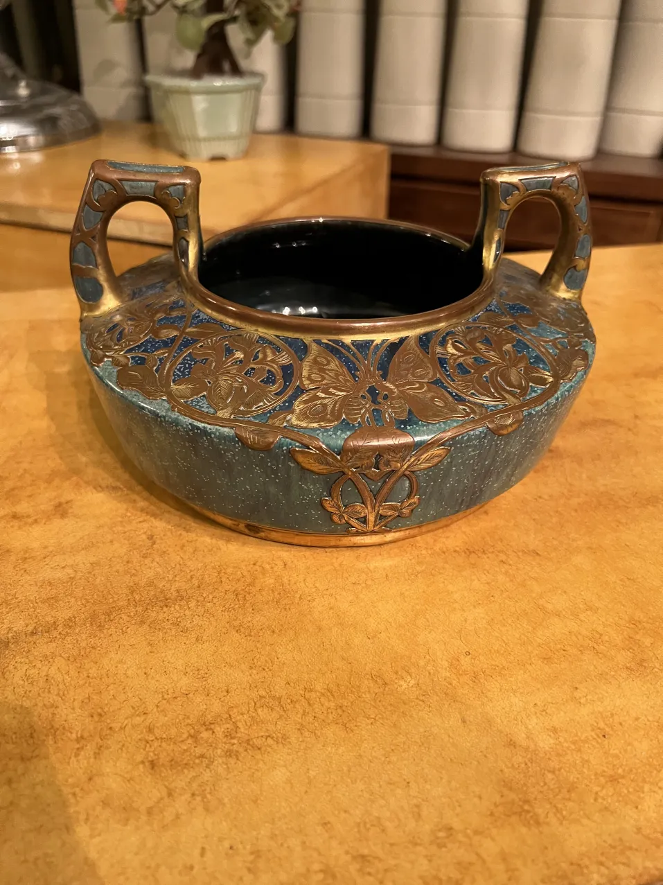 الخزف التزييني القديم مع تفاصيل معقدة