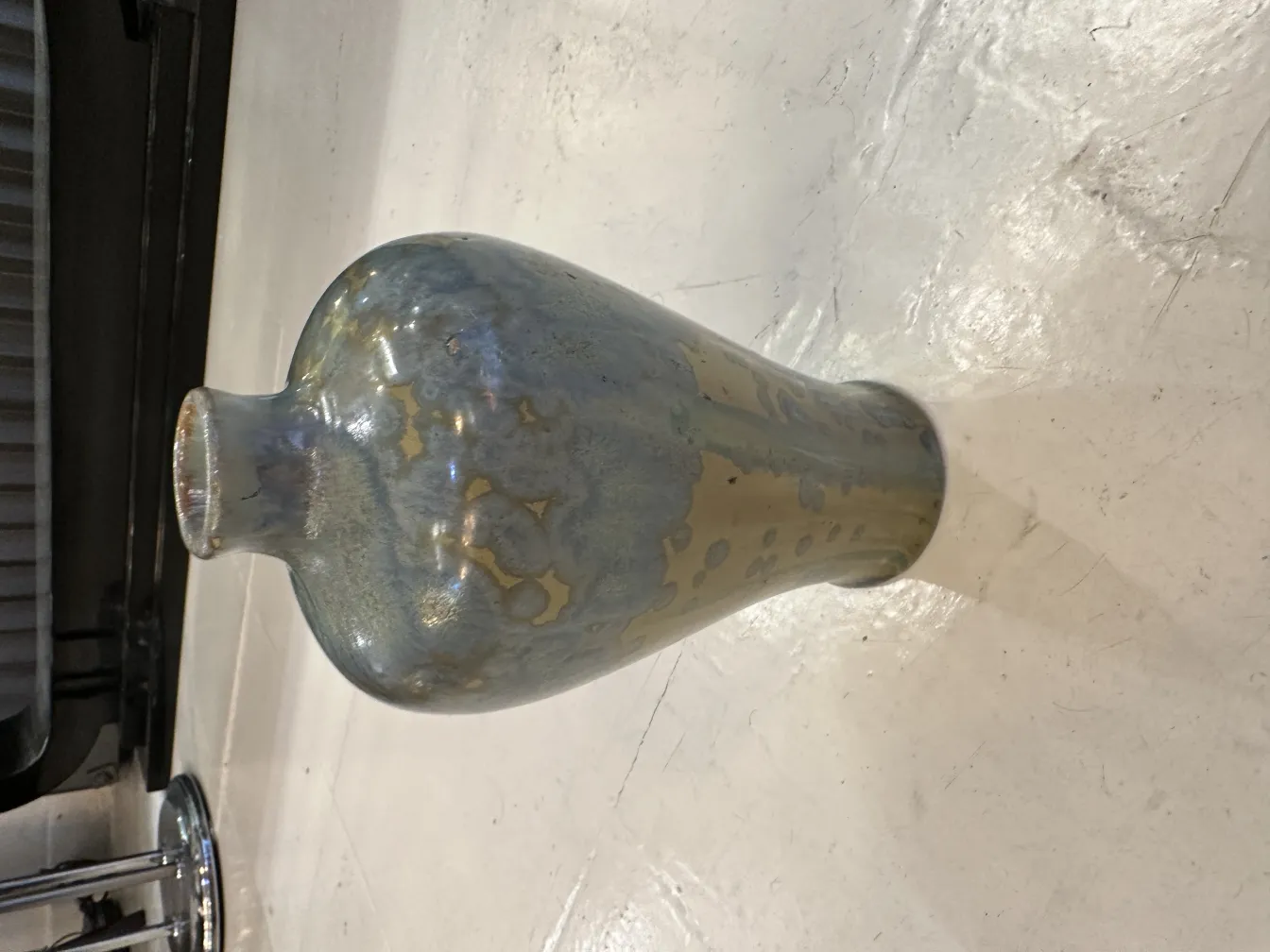 vase antico con motivi decorativi metallici