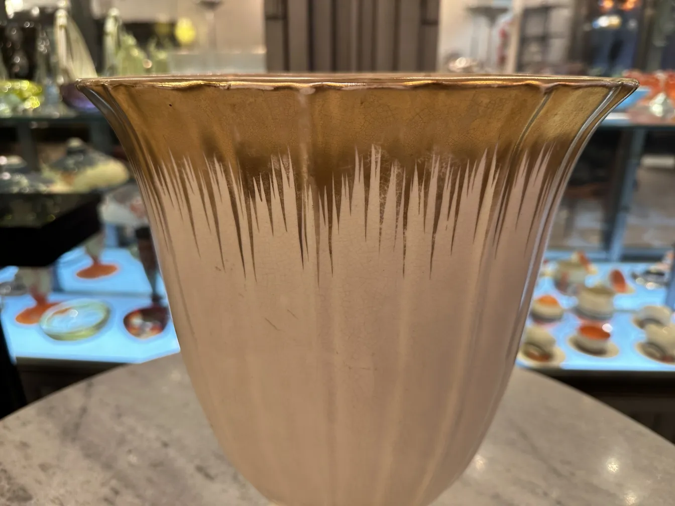 Vaso antigo de cerâmica Beswick com design elegante.