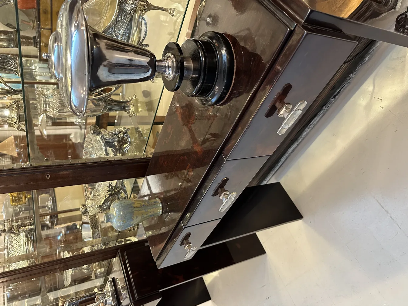 古董陶瓷，具有优雅的形状，展示在玻璃橱窗中