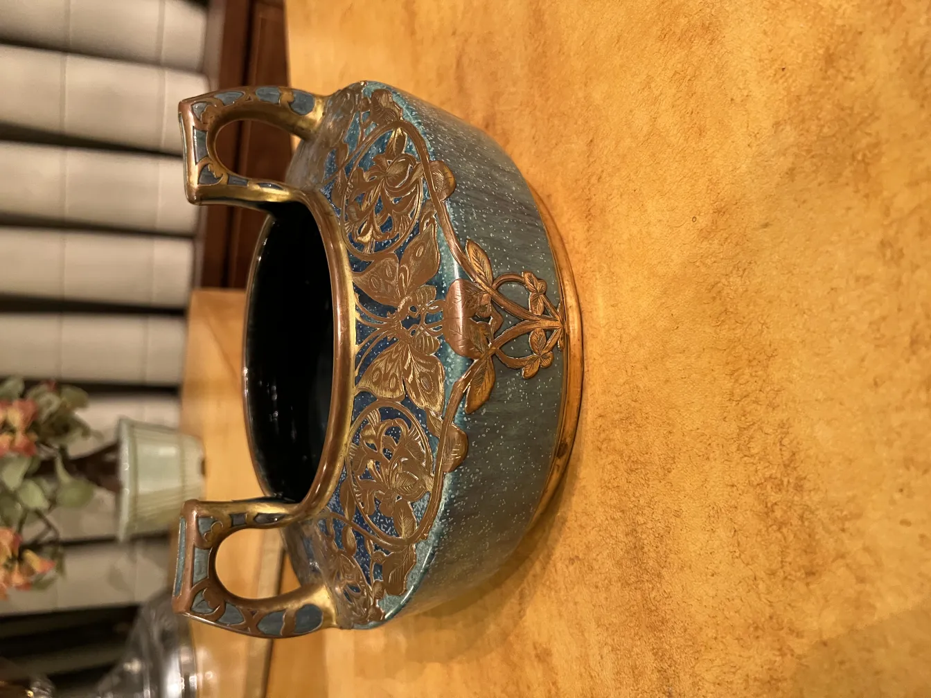 Céramique ancienne décorative avec des détails dorés et bleus sur fond sombre