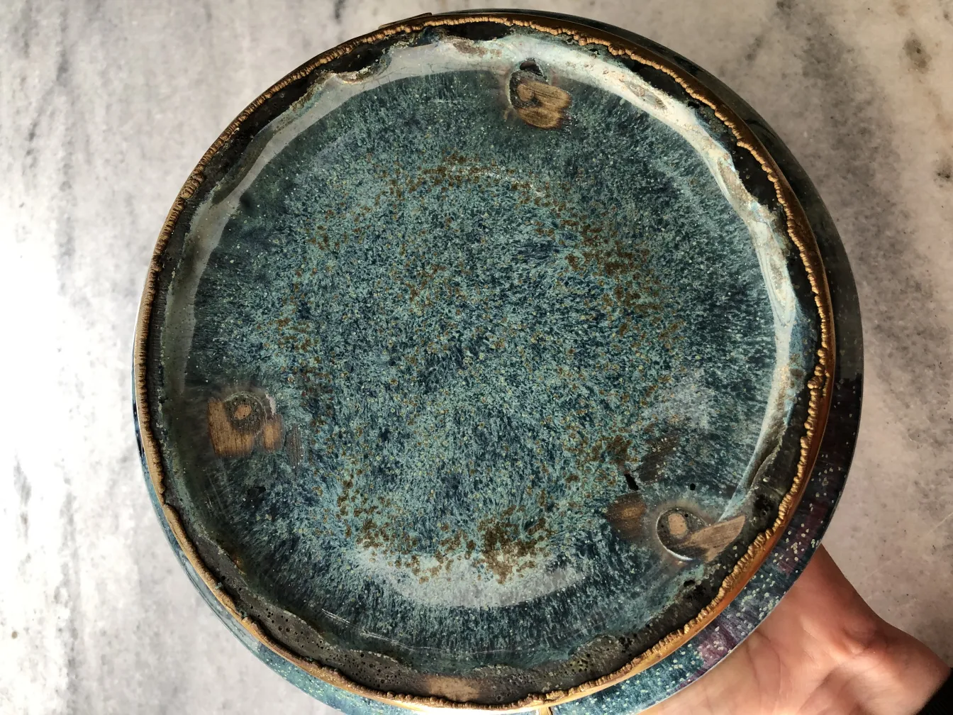 ceramica antica con finitura verde e dorata, dettaglio del bordo