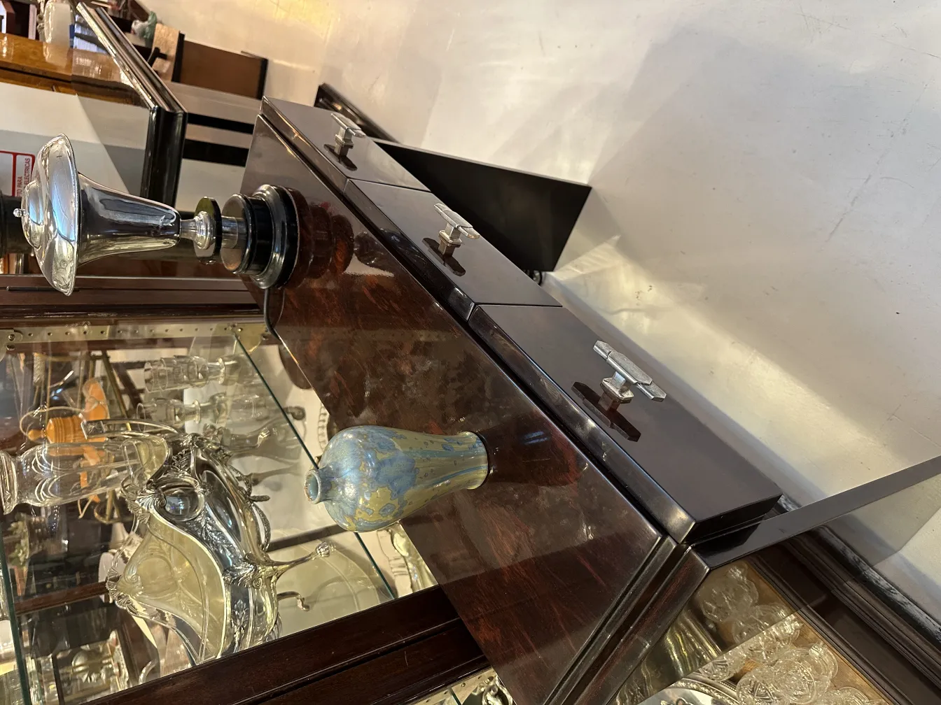 pièce de céramique ancienne avec des décorations colorées dans un cadre élégant