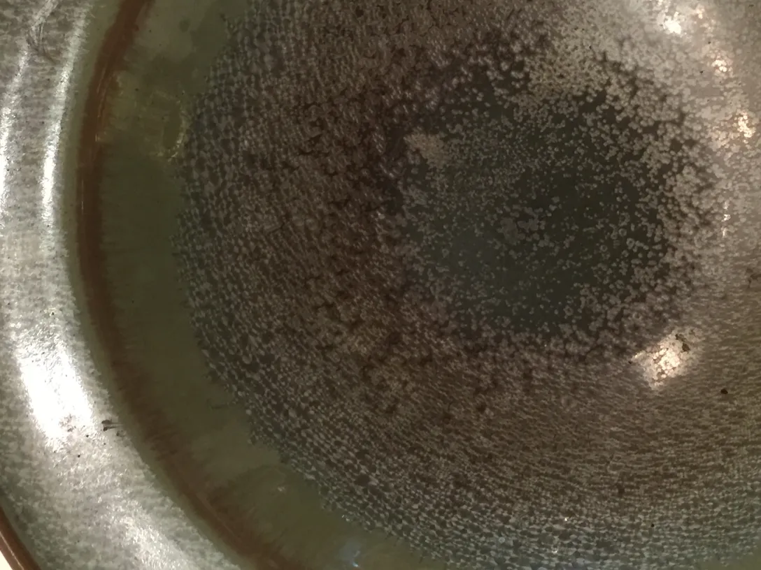 pezzo decorativo in ceramica antica con dettagli sottili