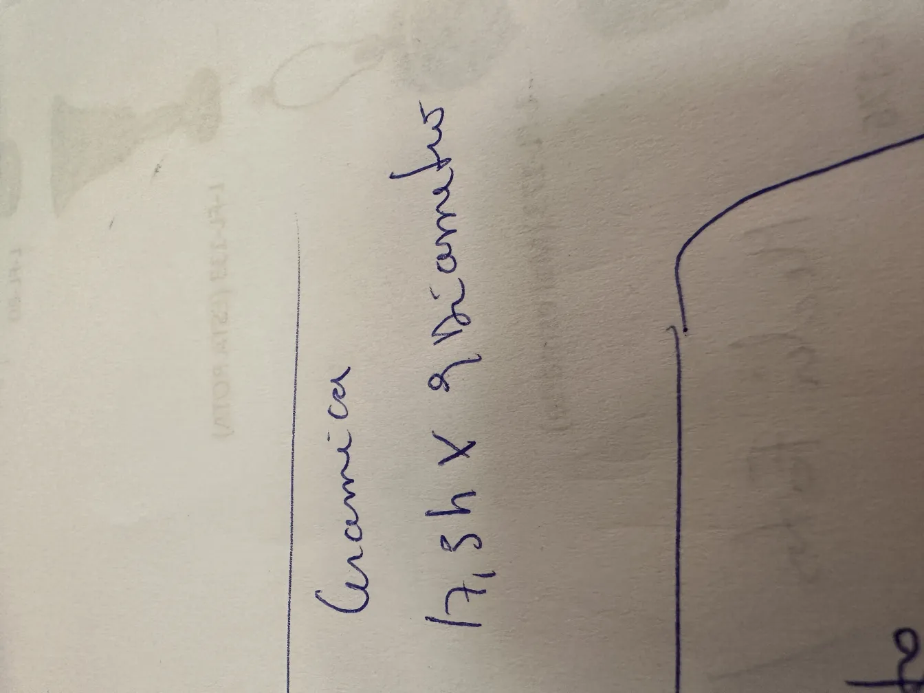 صورة لكائن سيراميك عتيق بتفاصيل فريدة على خلفية ناعمة.