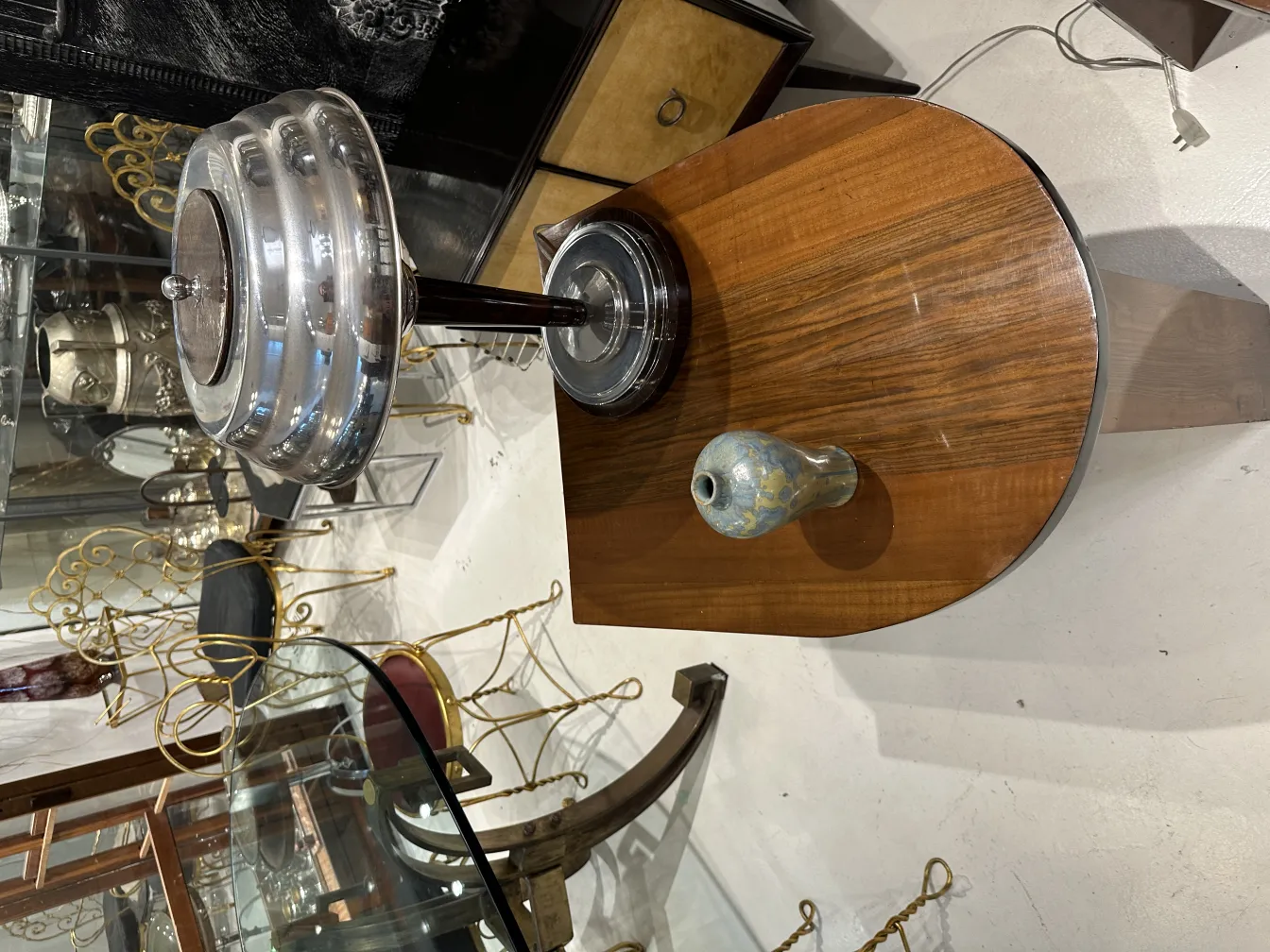 Vaso de cerâmica antiga com decoração sutil