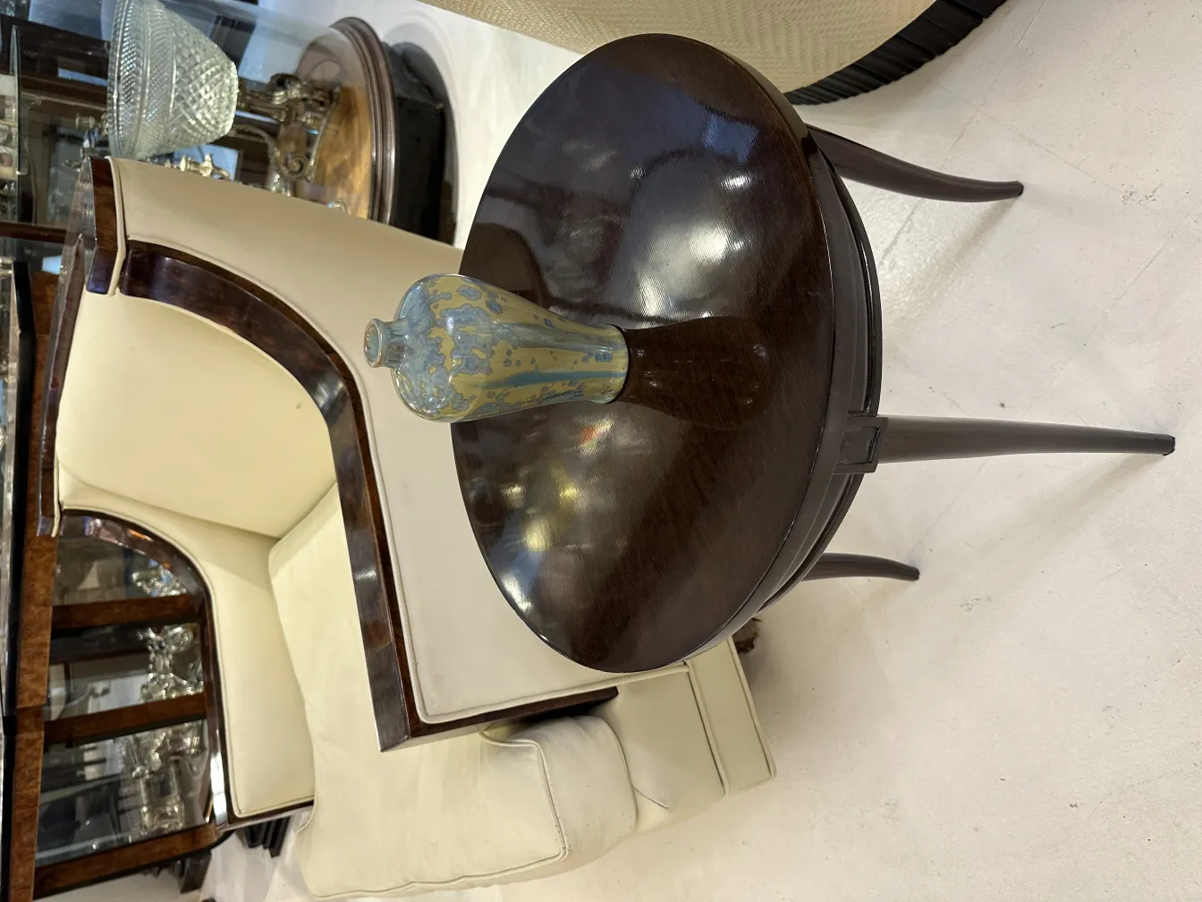 Antike dekorative Keramik auf einem runden Tisch.