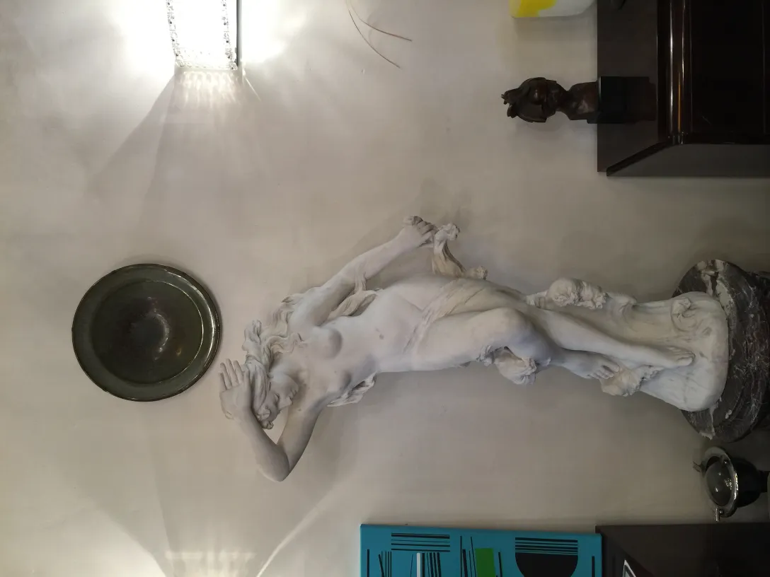 Statua antica in ceramica con dettagli ornamentali